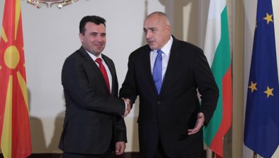 Казусът "Северна Македония": Заев буквално е разкъсван в страната