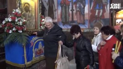 Хиляди вярващи се стекоха в Бачковския манастир заради чудотворната икона