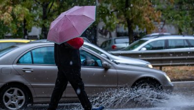 Хладно и дъждовно време в източната половина на страната във вторник