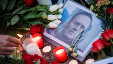 "С Навални умря последният лъч надежда за промяна": В цяла Европа палят свещи със сълзи в очите