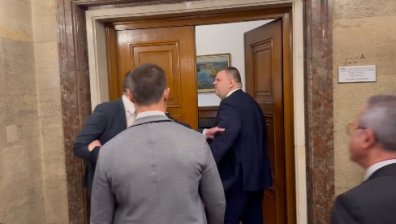 Мирчев атакува Пеевски пред стаята на ДПС-НН в парламента (ВИДЕО)