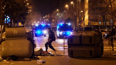 Скандалът се разраства: Алмодовар, Бардем и 200 творци застанаха зад рапъра Асел