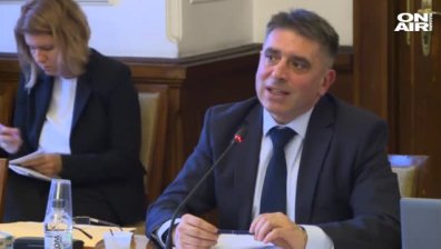 Депутатите не намериха време да обсъдят намаляването на заплатите си