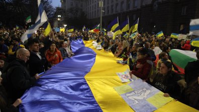 Хиляди излязоха в центъра на София и скандираха "Слава на Украйна"