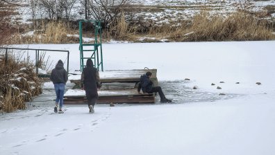 Деца с опасен експеримент - разхождат се по замръзналото езеро в "Дружба"