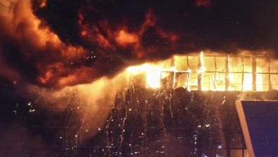 Експлозии и пожар в хангар в Москва - горят газови бутилки?