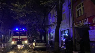 Пожар пламна в хостел в центъра на София (Видео)