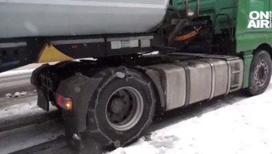 Неподготвени за снега: ТИР-ове закъсаха, в Пампорово снежната покривка е няколко см