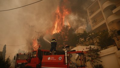 Голям пожар гори край Атина, евакуирана е детска болница
