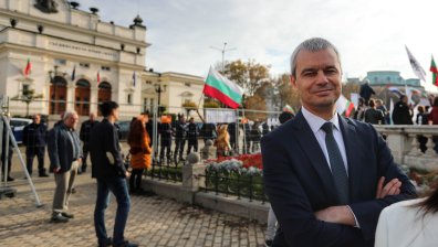 "Възраждане" протестира с "Да на мира, не на войната" пред НС