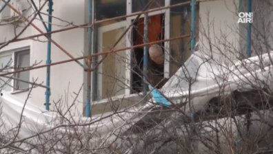 Саниран блок в Бургас остана без покрив