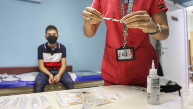 Извиха се опашки за ваксини срещу Ковид-19, идва ред и на децата