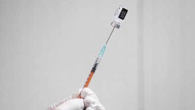 Започнаха да ваксинират възрастните в пенсионерските клубове в Бургас