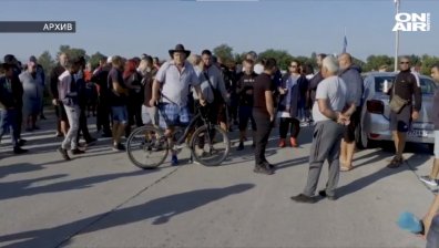 Гневните земеделци от Пловдивско се заканиха да блокират и парламента