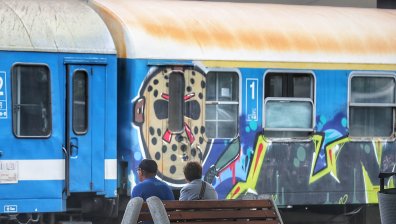 Двама машинисти пострадаха при пожар в локомотив на гарата в Калофер