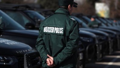 Полицаи заловиха 25 бежанци за ден на границата с Турция