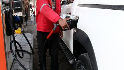 Петролът поскъпва на фона на мощни удари на САЩ над хутите