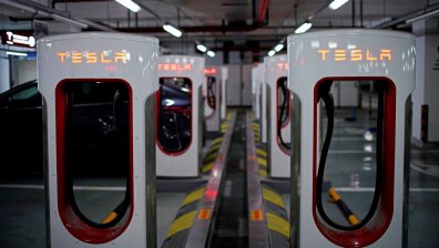 Търговска верига съди Tesla заради дефектни слънчеви батерии