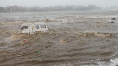 Официално: Полицията издирва 3-ма души, изчезнали след дъждовете в района на Царево
