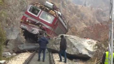 Влак дерайлира в Кресненското дефиле след удар в скална маса