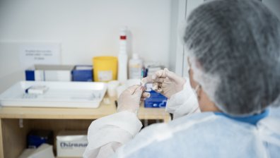 Здравни власти зоват да се осигури бустерна доза за възрастните в Германия
