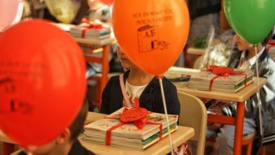 Парите тръгват към учениците - започна изплащането на еднократната помощ от 300 лв.
