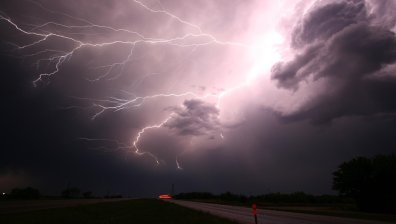 Великобритания се готви за мощни бури, обявиха жълт код за интензивни валежи