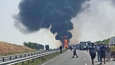 Ремарке на камион пламна на АМ "Тракия", задръстването е километрично (+ВИДЕО)