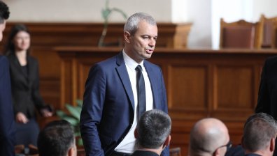 Трусове в НС: "Възраждане" скочи на Божанков, изгониха Костадинов от пленарната зала
