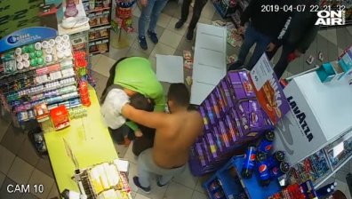 Клиенти пребиха служител на супермаркет в Габрово (Видео)