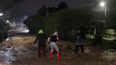 Опасно време връхлита Гърция: Бури, проливни дъждове и снеговалежи