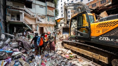 Спасиха 26-годишен мъж в Мианмар, прекарал над 100 часа под развалините