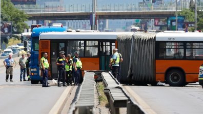 Техническа неизправност или разсейване на шофьора: Какво причини катастрофата с автобус в София