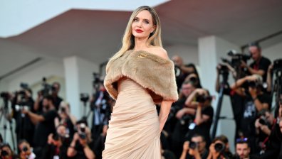 Анджелина Джоли предизвика фурор на кинофестивала във Венеция
