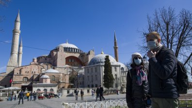 Турция обяви вечерен час през седмицата и пълен локдаун за уикендите