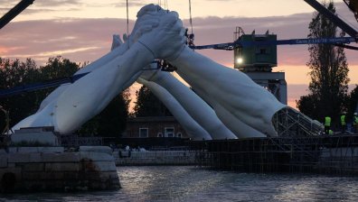 Уникалните скулптури на Лоренцо Куин казват много