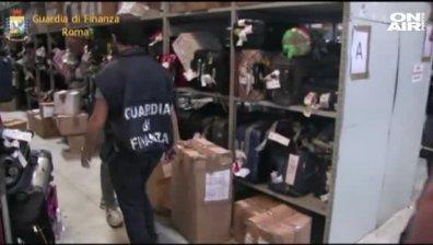 Служители на италианско летище крадат от куфарите на пътниците