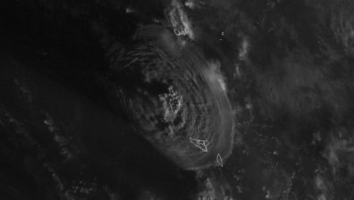 Цунами от над 1,20 метра заля столицата на Тонга
