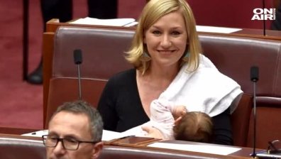 Австралийски сенатор кърми бебето си в парламента