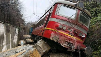 Влак се удари в свлачище между Царева Ливада и Трявна, има пострадали