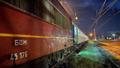 Влак блъсна и уби човек, спряха движението между Пловдив и Асеновград