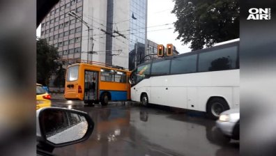 Тежка катастрофа в центъра на София, удариха се автобус и тролей