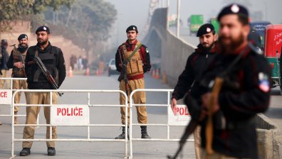 Четирима души загинаха при взрив в близост до политически протест в Пакистан