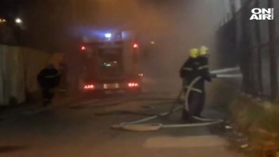 Пожар се разрази в автокъща в София