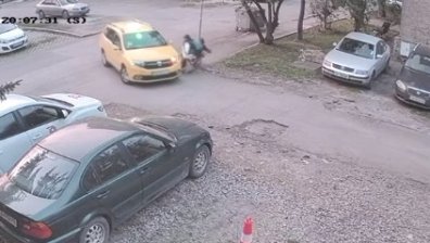 Без да му мигне окото: Шофьор блъсна майка и дете в София и избяга (+ВИДЕО)