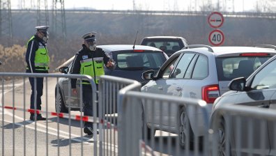 Двама пътни полицаи "изгоряха" за 20 лв. подкуп