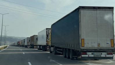 Камиони задръстиха АМ "Марица" и образуваха 15-километрова тапа
