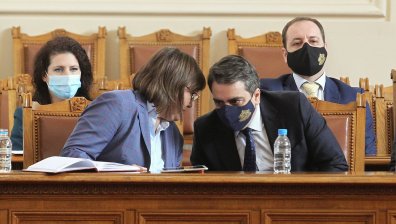 Асен Василев представя в парламента акцентите в "Бюджет 2022"