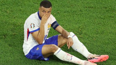 Няма да оперират счупения нос на Мбапе, ще играе с маска