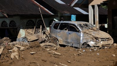 Лошото време и наводненията взеха жертви и унищожиха домове в Индонезия (СНИМКИ)